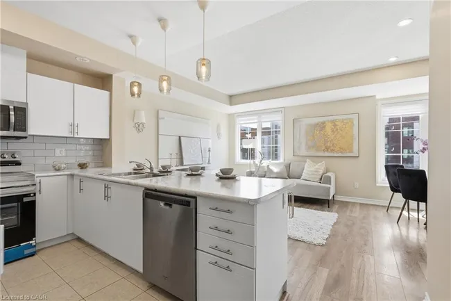 오크빌 40-02-2420 Baronwood Dr — Halton 권역 $650K 이하 매물 예시 (Zoocasa)