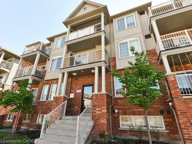 노스요크 7-129 Isaac Devins Blvd — 토론토시 $650K 이하 매물 예시 (Zoocasa)