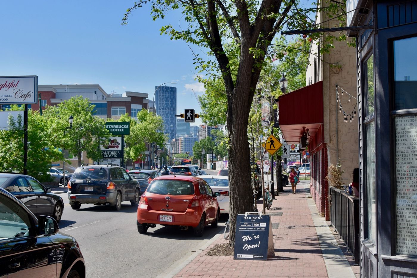 캐릭터 주택과 갤러리가 늘어선 거리 — Inglewood, Calgary