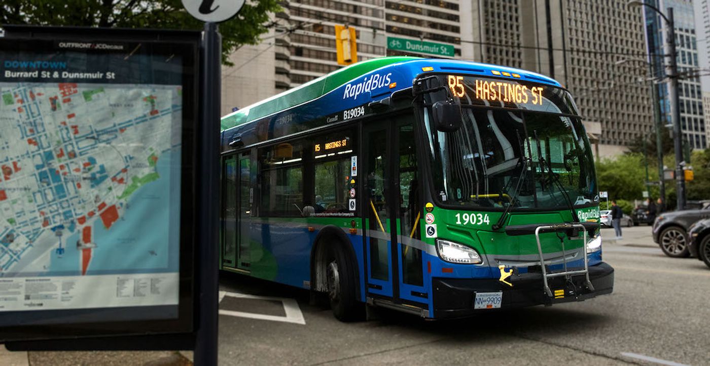 다운타운 밴쿠버 Burrard 역의 R5 Hastings Street RapidBus. (TransLink)