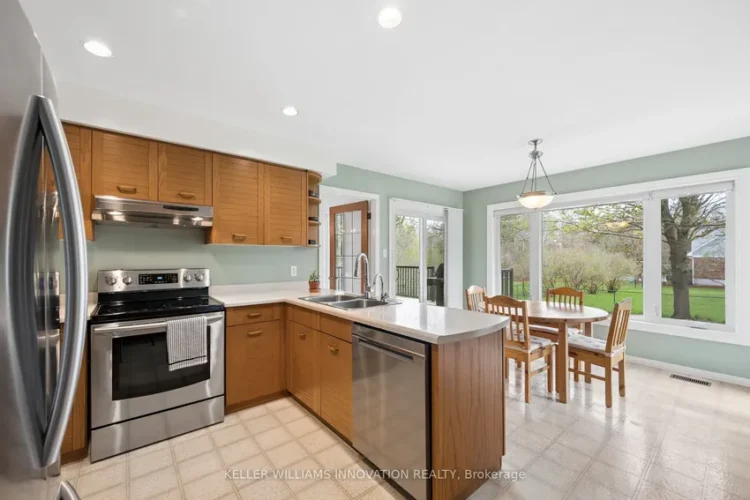 워털루 721 Snowcrest Pl — 내부