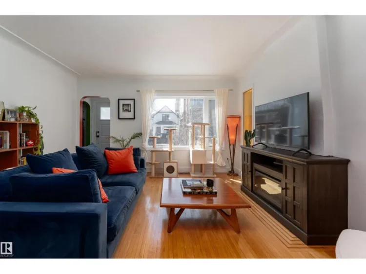 9852 86 Ave NW 거실