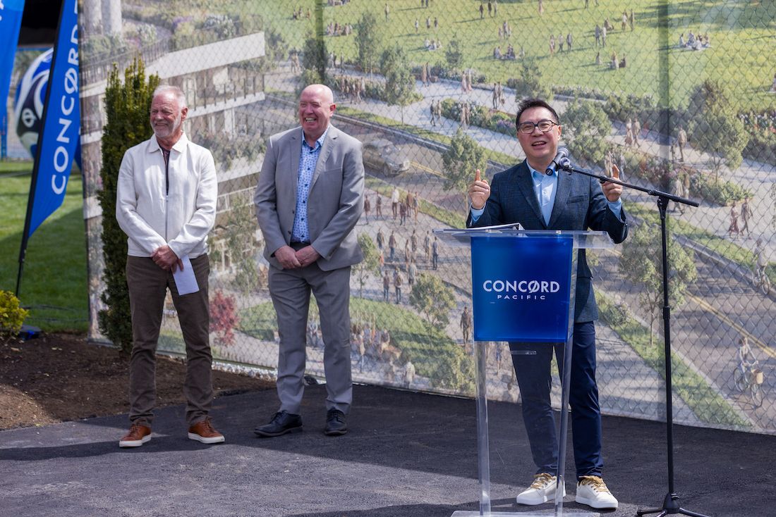 Concord Pacific Terry Hui 회장(우)과 Mike Hurley 버나비 시장(중앙)이 4월 30일 도슨 파크 착공식에 참석한 모습 (Concord Pacific)