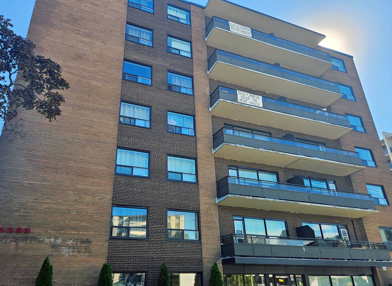 스카버러 2293 Eglinton Ave E 건물 발코니에 내걸린 렌트 파업 현수막